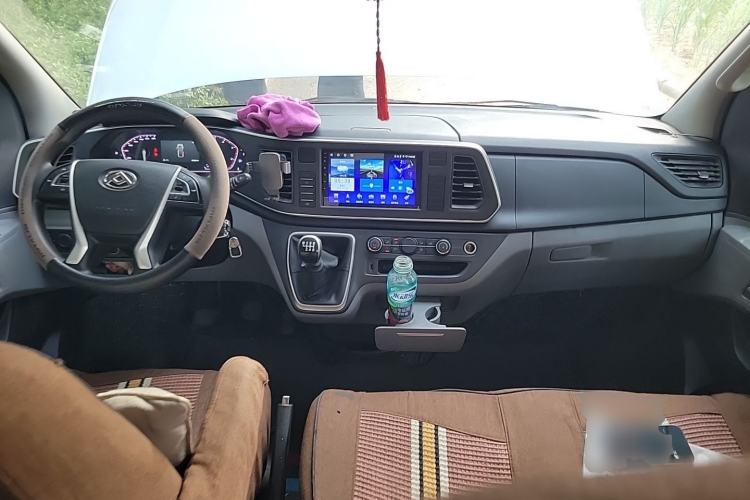 Used SAIC MAXUS Xintu V80 2023 2.0T Manual Classic Aoyuntong Short Wheelbase Ultra-Low Roof 5/6-Seater Center Console