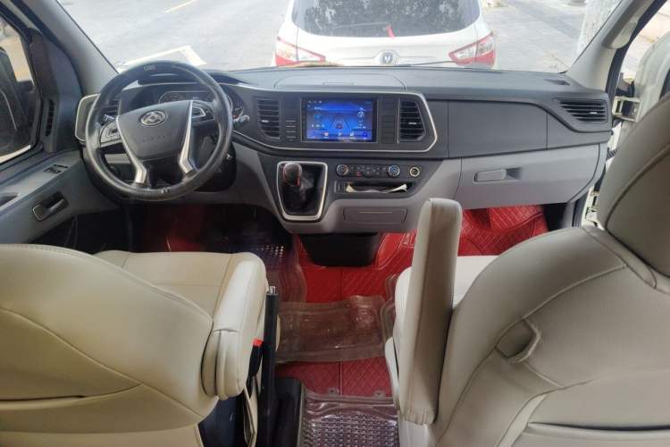 Used SAIC MAXUS Xintu V80 2023 2.0T Manual Classic Aoyuntong Long Wheelbase Ultra-Low Roof 6/7/8/9-Seater Center Console