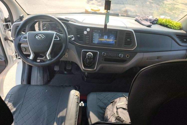 Used SAIC MAXUS Xintu V80 2023 2.0T Manual Classic Aoyuntong Long Wheelbase Mid-Height 6/7/8/9-Seater Center Console