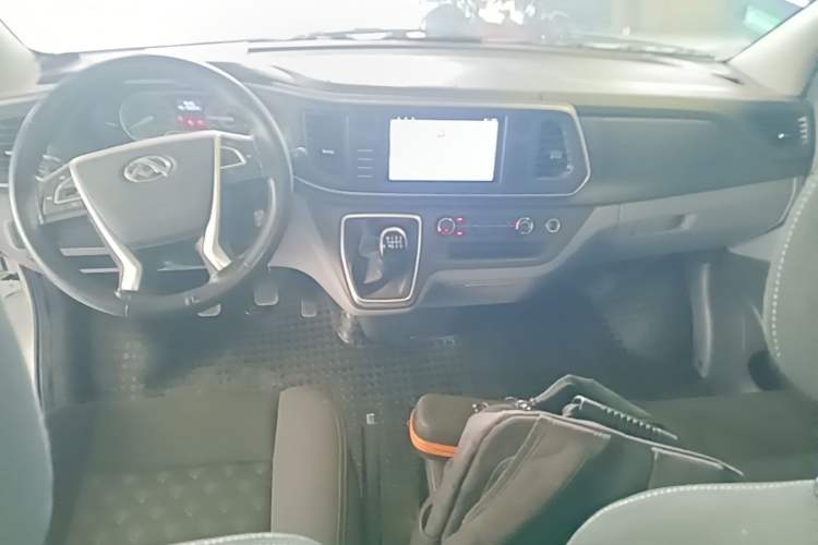 Used SAIC MAXUS Xintu V80 2023 2.0T Manual Classic Aoyuntong Short Wheelbase Ultra-Low Roof 7/8/9-Seater Center Console