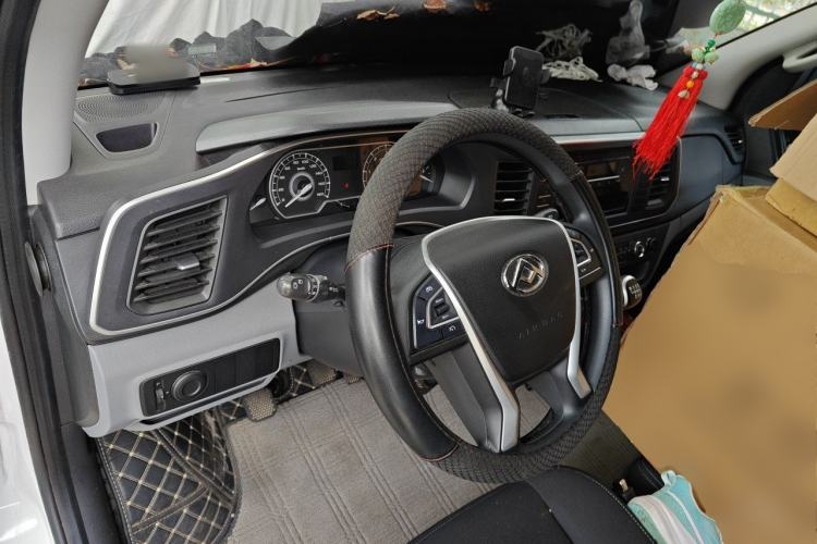 Used SAIC MAXUS Xintu V80 2023 2.0T Manual Classic Aoyuntong Short Wheelbase Mid-Roof 5/6-Seater Center Console
