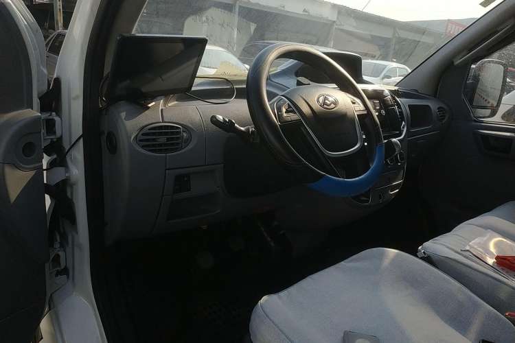 Used SAIC MAXUS Xintu V80 2023 2.0T Manual Classic City Delivery King Short Wheelbase Mid-Roof 3-Seater Center Console