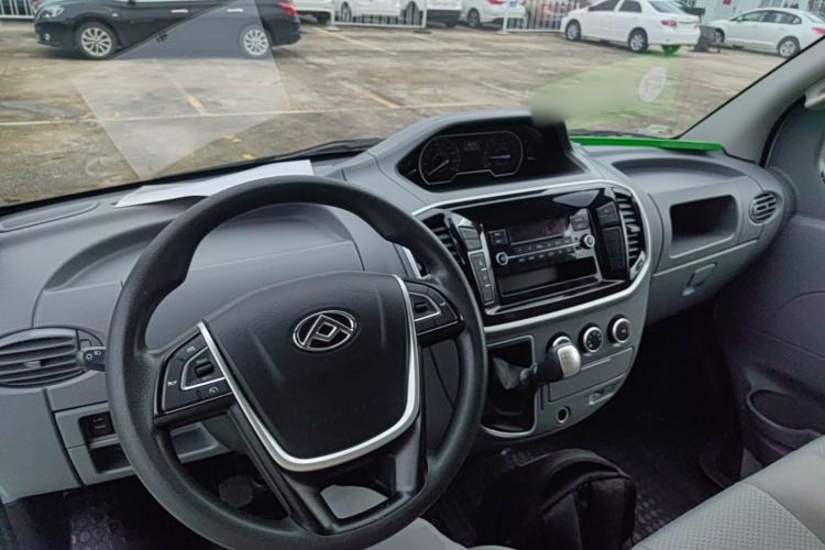 Used SAIC MAXUS Xintu V80 2023 2.0T Manual Classic City Delivery King Long Wheelbase Mid-Roof 3-Seater Center Console