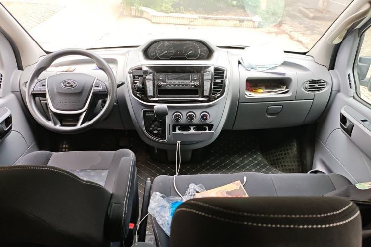 Used SAIC MAXUS Xintu V80 2023 2.0T AMT Classic Aoyuntong Short Wheelbase Ultra-Low Roof 5/6-Seater Center Console