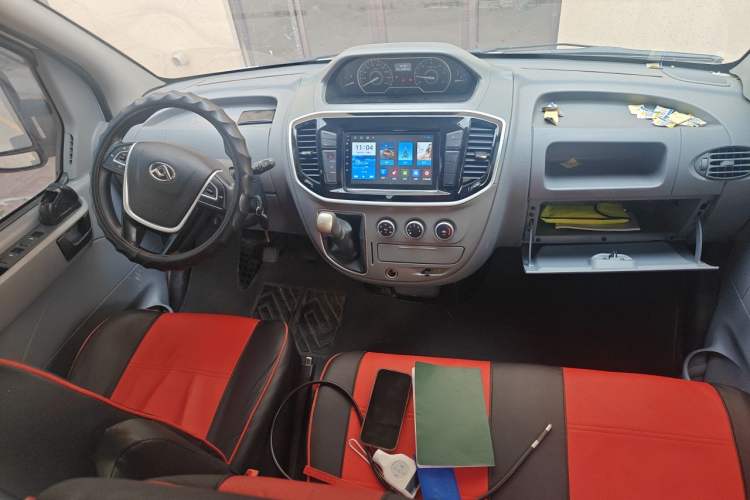 Used SAIC MAXUS Xintu V80 2023 2.0T Manual Classic Aoyuntong Short Wheelbase Mid-Roof 5/6-Seater Center Console