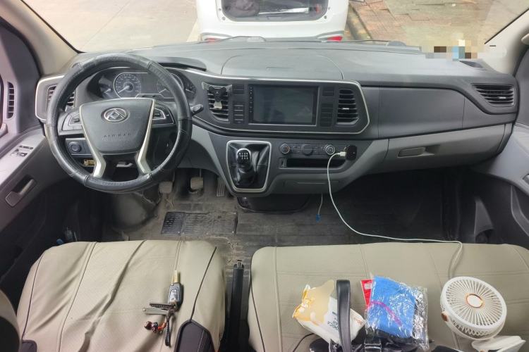 Used SAIC MAXUS Xintu V80 2023 2.0T Manual Classic Aoyuntong Long Wheelbase Mid-Height 6/7/8/9-Seater Center Console