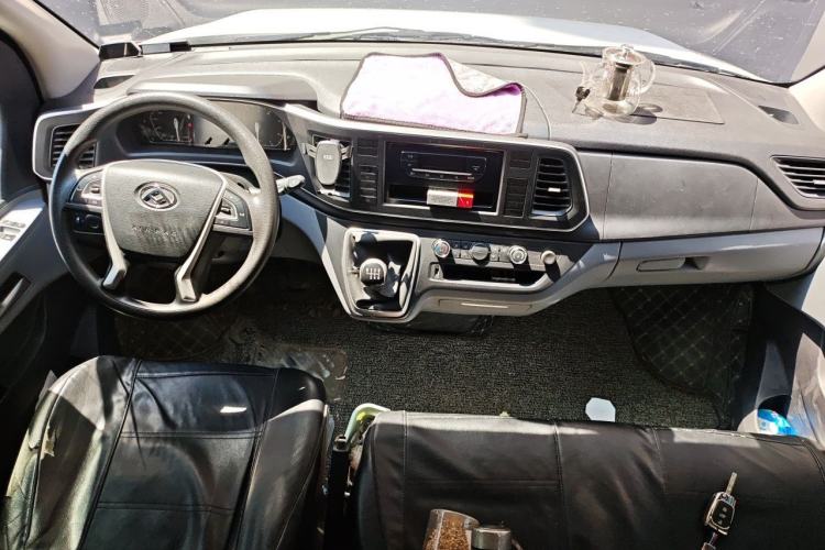 Used SAIC MAXUS Xintu V80 2023 2.0T Manual Classic Aoyuntong Long Wheelbase Mid-Height 6/7/8/9-Seater Center Console