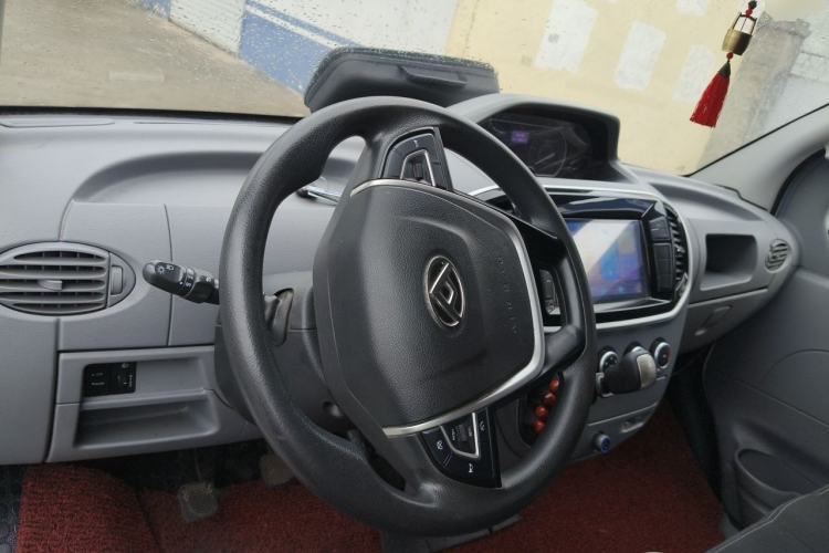 Used SAIC MAXUS Xintu V80 2023 2.0T Manual Classic Aoyuntong Short Wheelbase Ultra-Low Roof 5/6-Seater Center Console