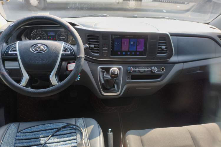 Used SAIC MAXUS Xintu V80 2023 2.0T Manual Classic Aoyuntong Short Wheelbase Ultra-Low Roof 5/6-Seater Center Console