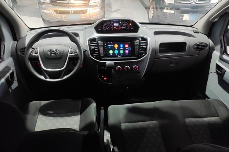 Used SAIC MAXUS Xintu V80 2023 2.0T AMT Classic Aoyuntong Short Wheelbase Mid-Roof 5/6-Seater Center Console