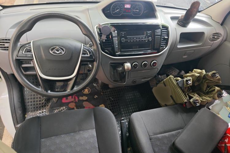 Used SAIC MAXUS Xintu V80 2023 2.0T Manual Classic Aoyuntong Short Wheelbase Mid-Roof 5/6-Seater Center Console