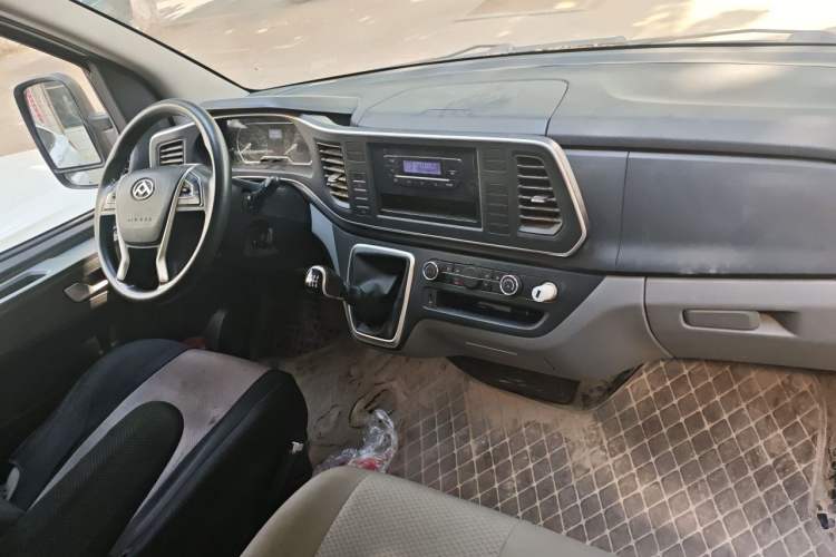 Used SAIC MAXUS Xintu V80 2023 2.0T Manual Classic City Delivery King Short Wheelbase Mid-Roof 3-Seater Center Console