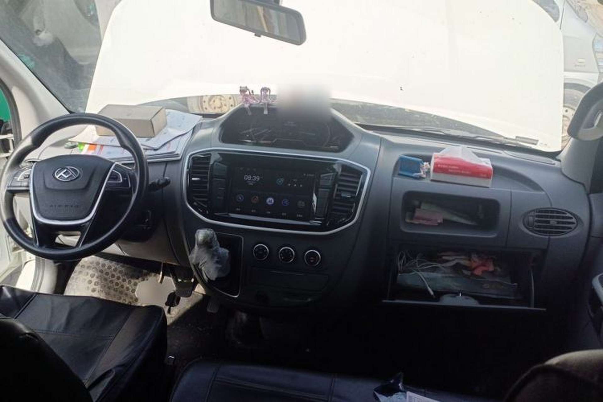 Used SAIC MAXUS Xintu V80 2023 2.0T Manual Classic Aoyuntong Short Wheelbase Mid-Roof 5/6-Seater Center Console