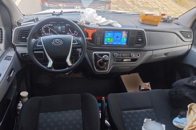 Used SAIC MAXUS Xintu V80 2023 2.0T Manual Classic Aoyuntong Long Wheelbase Mid-Height 6/7/8/9-Seater Center Console