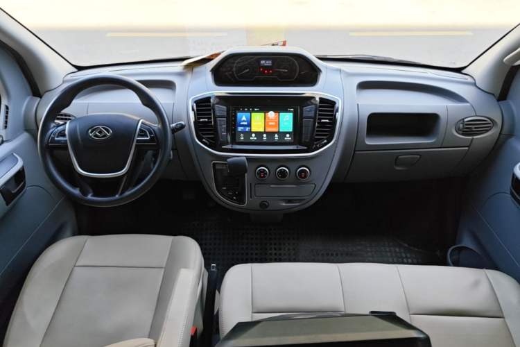 Used SAIC MAXUS Xintu V80 2023 2.0T AMT Classic Aoyuntong Short Wheelbase Mid-Roof 7/8/9-Seater Center Console