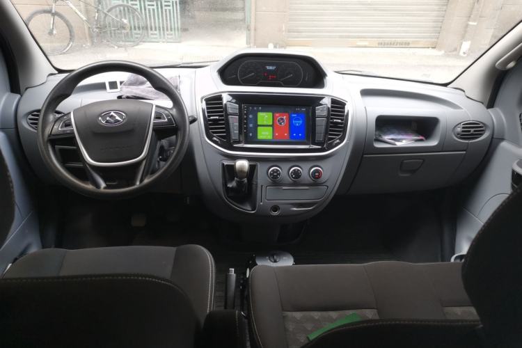 Used SAIC MAXUS Xintu V80 2023 2.0T Manual Classic Aoyuntong Short Wheelbase Ultra-Low Roof 5/6-Seater Center Console