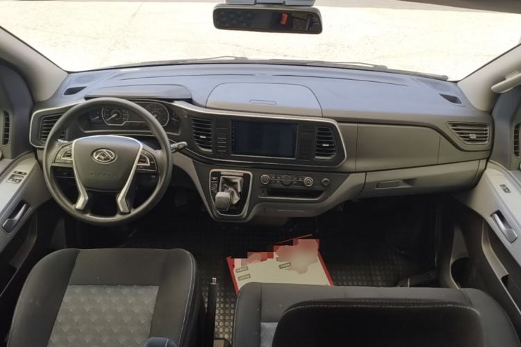 Used SAIC MAXUS Xintu V80 2023 2.0T AMT Classic Aoyuntong Short Wheelbase Mid-Roof 5/6-Seater Center Console