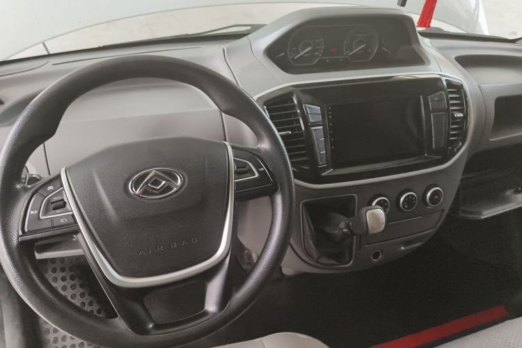 Used SAIC MAXUS Xintu V80 2023 2.0T Manual Classic City Delivery King Short Wheelbase Mid-Roof 3-Seater Center Console