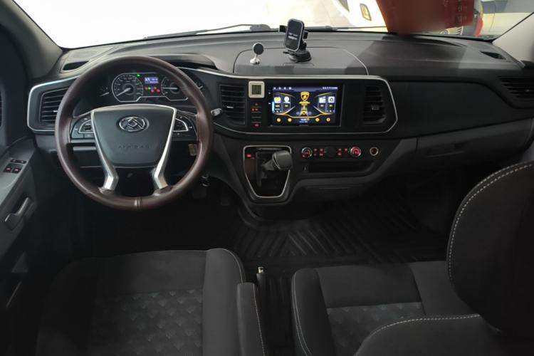Used SAIC MAXUS Xintu V80 2023 2.0T AMT Classic Aoyuntong Short Wheelbase Mid-Roof 5/6-Seater Center Console