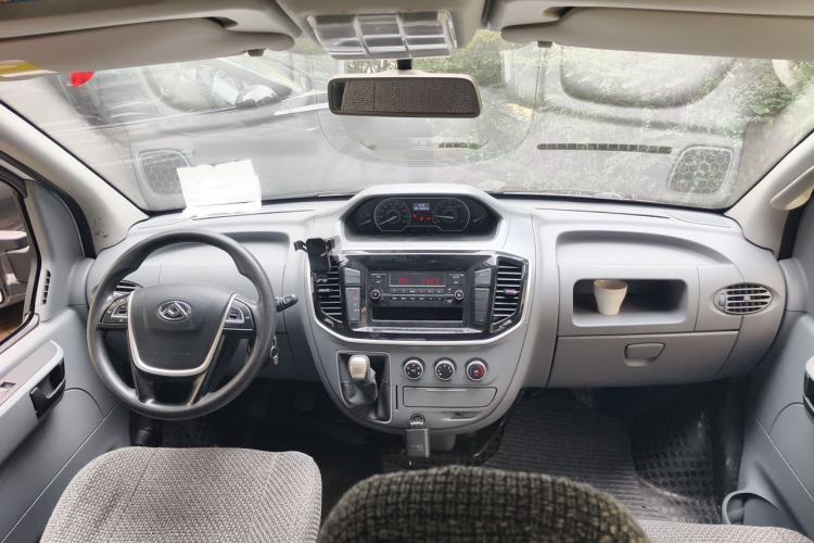 Used SAIC MAXUS Xintu V80 2023 2.0T Manual Classic Aoyuntong Short Wheelbase Mid-Roof 5/6-Seater Center Console