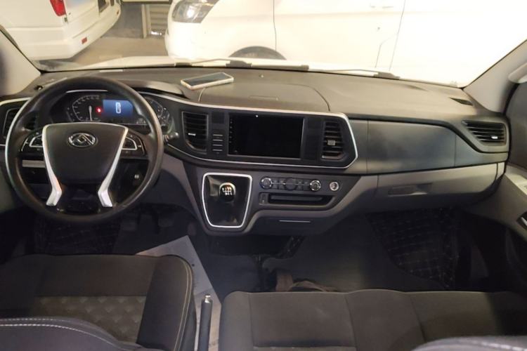 Used SAIC MAXUS Xintu V80 2023 2.0T Manual Classic Aoyuntong Short Wheelbase Mid-Roof 5/6-Seater Center Console