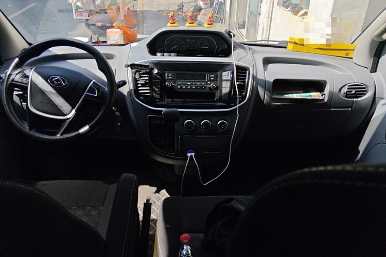 Used SAIC MAXUS Xintu V80 2023 2.0T AMT Classic Aoyuntong Short Wheelbase Ultra-Low Roof 7/8/9-Seater Center Console