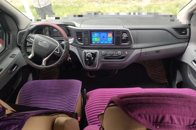 Used SAIC MAXUS Xintu V80 2023 2.0T Manual Classic Aoyuntong Short Wheelbase Mid-Roof 7/8/9-Seater Center Console