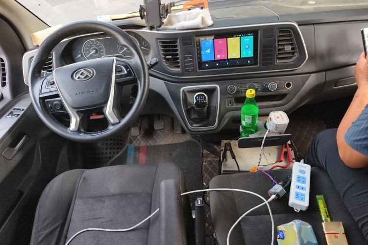 Used SAIC MAXUS Xintu V80 2023 2.0T Manual Classic Aoyuntong Long Wheelbase Mid-Height 6/7/8/9-Seater Center Console