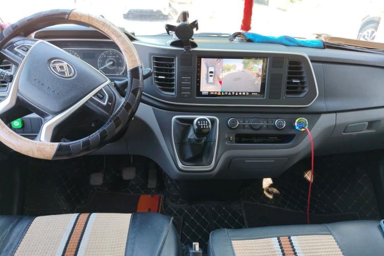 Used SAIC MAXUS Xintu V80 2023 2.0T Manual Classic Aoyuntong Long Wheelbase Ultra-Low Roof 6/7/8/9-Seater Center Console