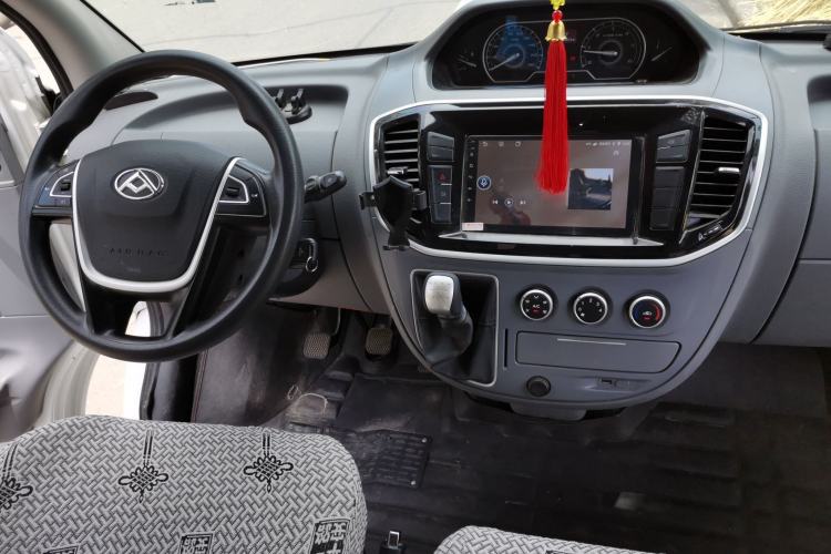 Used SAIC MAXUS Xintu V80 2023 2.0T Manual Classic Aoyuntong Short Wheelbase Ultra-Low Roof 5/6-Seater Center Console