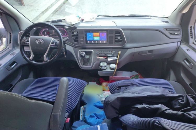 Used SAIC MAXUS Xintu V80 2023 2.0T Manual Classic Aoyuntong Short Wheelbase Mid-Roof 5/6-Seater Center Console
