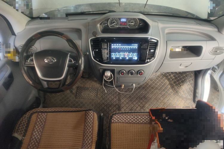 Used SAIC MAXUS Xintu V80 2023 2.0T Manual Classic Aoyuntong Short Wheelbase Mid-Roof 5/6-Seater Center Console