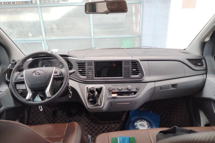 Used SAIC MAXUS Xintu V80 2023 2.0T Manual Classic Aoyuntong Power Version Long Wheelbase Mid-Roof Design 6/7/8/9-Seater Center Console