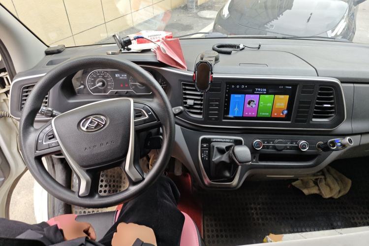Used SAIC MAXUS Xintu V80 2023 2.0T AMT Classic Aoyuntong Long Wheelbase Mid-Height 6/7/8/9-Seater Center Console