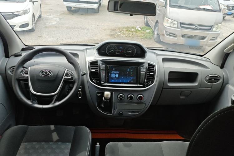 Used SAIC MAXUS Xintu V80 2023 2.0T Manual Classic Aoyuntong Short Wheelbase Ultra-Low Roof 5/6-Seater Center Console