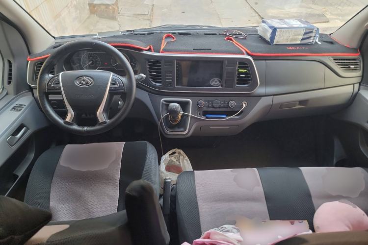 Used SAIC MAXUS Xintu V80 2023 2.0T Manual Classic Aoyuntong Long Wheelbase Mid-Height 6/7/8/9-Seater Center Console