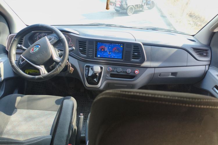 Used SAIC MAXUS Xintu V80 2023 2.0T AMT Classic Aoyuntong Long Wheelbase Ultra-Low Roof with 6/7/8/9 Seats Center Console