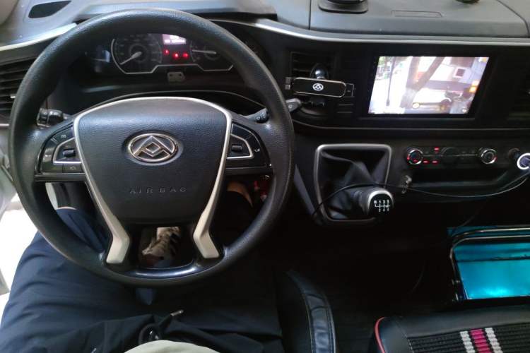 Used SAIC MAXUS Xintu V80 2023 2.0T Manual Classic Aoyuntong Long Wheelbase Ultra-Low Roof 6/7/8/9-Seater Center Console