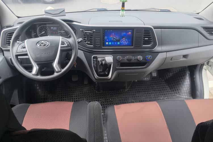 Used SAIC MAXUS Xintu V80 2023 2.0T AMT Classic Aoyuntong Long Wheelbase Mid-Height 6/7/8/9-Seater Center Console