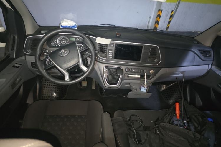 Used SAIC MAXUS Xintu V80 2023 2.0T AMT Classic Aoyuntong Power Version Short Wheelbase Ultra-Low Roof 5/6-Seater Center Console