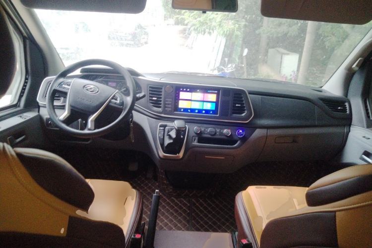 Used SAIC MAXUS Xintu V80 2023 2.0T AMT Classic Aoyuntong Long Wheelbase Mid-Height 6/7/8/9-Seater Center Console
