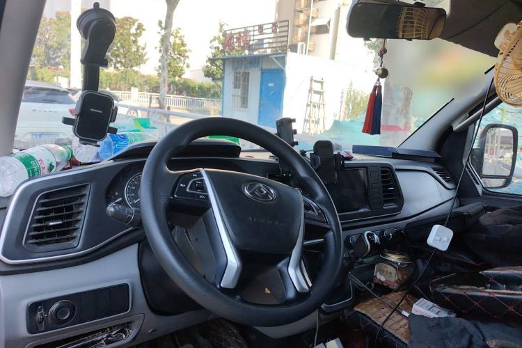 Used SAIC MAXUS Xintu V80 2023 2.0T Manual Classic Aoyuntong Long Wheelbase Mid-Height 6/7/8/9-Seater Center Console