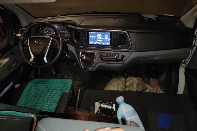 Used SAIC MAXUS Xintu V80 2023 2.0T Manual Classic Aoyuntong Short Wheelbase Mid-Roof 5/6-Seater Center Console