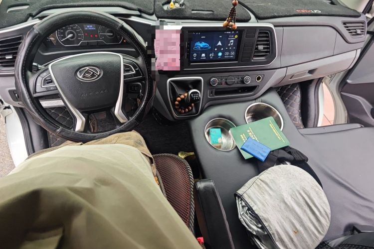 Used SAIC MAXUS Xintu V80 2023 2.0T Manual Classic Aoyuntong Long Wheelbase Mid-Height 6/7/8/9-Seater Center Console