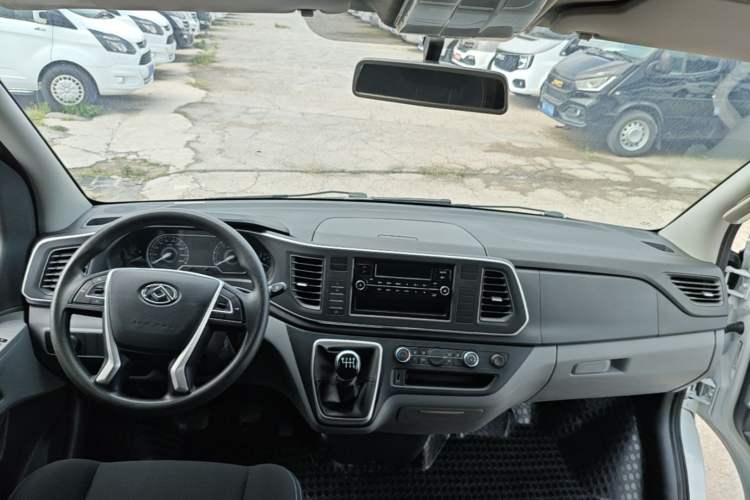 Used SAIC MAXUS Xintu V80 2023 2.0T Manual Classic Aoyuntong Long Wheelbase Ultra-Low Roof 6/7/8/9-Seater Center Console