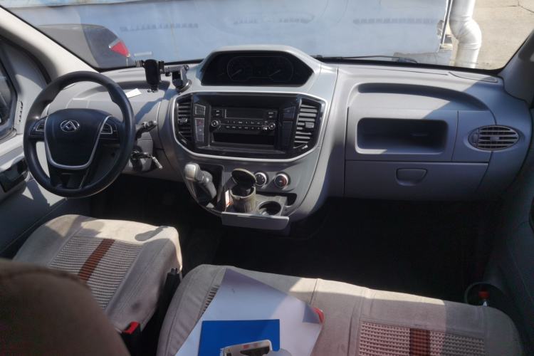 Used SAIC MAXUS Xintu V80 2023 2.0T Manual Classic Aoyuntong Short Wheelbase Mid-Roof 5/6-Seater Center Console