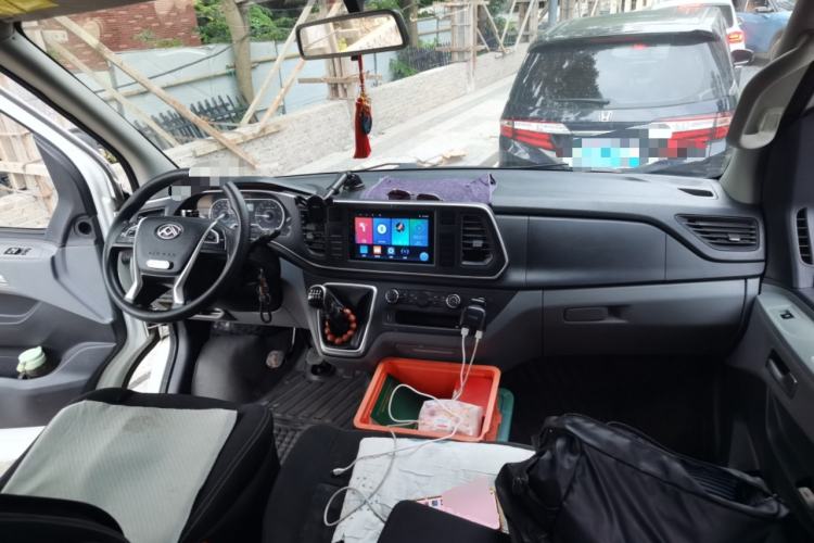 Used SAIC MAXUS Xintu V80 2023 2.0T Manual Classic Aoyuntong Long Wheelbase Mid-Height 6/7/8/9-Seater Center Console