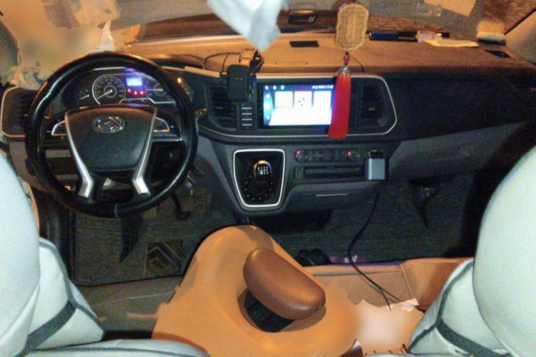Used SAIC MAXUS Xintu V80 2023 2.0T PLUS Manual All-Around King Long Wheelbase Mid-Height Roof—6/7/8/9-Seater Center Console