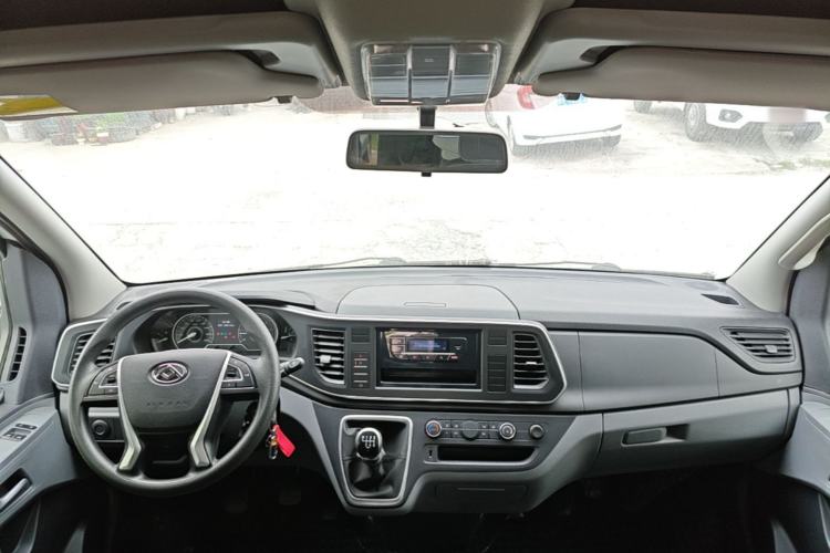 Used SAIC MAXUS Xintu V80 2023 2.0T Manual Classic Aoyuntong Short Wheelbase Mid-Roof 5/6-Seater Center Console