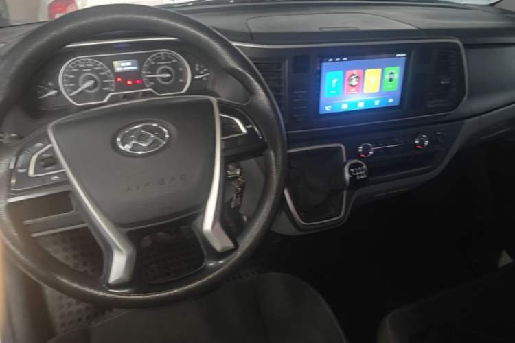 Used SAIC MAXUS Xintu V80 2023 2.0T Manual Classic Aoyuntong Long Wheelbase Mid-Height 6/7/8/9-Seater Center Console